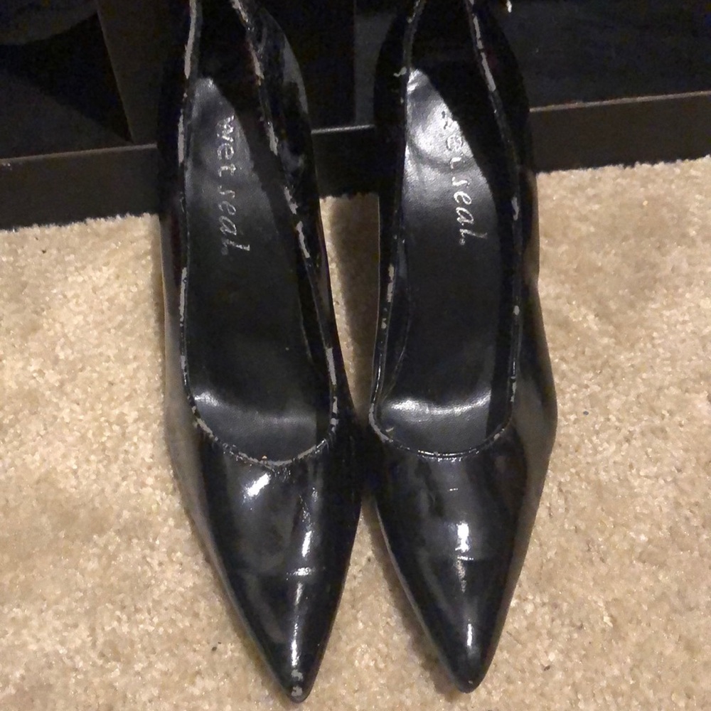 Wet seal heels